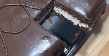 Kinder Délice XXL maison avec génoise au chocolat, crème mascarpone et glaçage gourmand