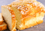 Brioche maison moelleuse préparée avec du skyr, servie pour un petit-déjeuner équilibré.