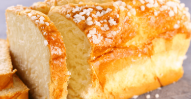 Brioche maison moelleuse préparée avec du skyr, servie pour un petit-déjeuner équilibré.