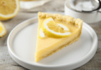 Tarte au citron dorée et meringuée, parfaite pour un dessert gourmand et rapide.