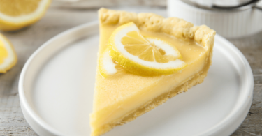 Tarte au citron dorée et meringuée, parfaite pour un dessert gourmand et rapide.