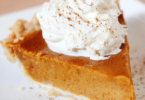 Tarte à la butternut sucrée garnie de crème onctueuse et d’épices, servie sur une table automnale.