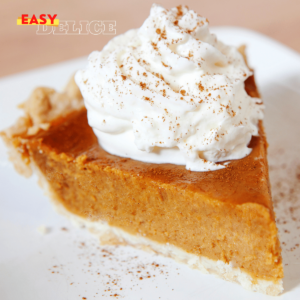 Tarte à la butternut sucrée garnie de crème onctueuse et d’épices, servie sur une table automnale.