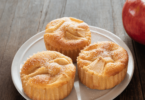 Cupcakes au yaourt et pommes dorés, surmontés de morceaux de pommes et saupoudrés de sucre glace