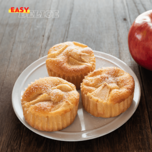 Cupcakes au yaourt et pommes dorés, surmontés de morceaux de pommes et saupoudrés de sucre glace