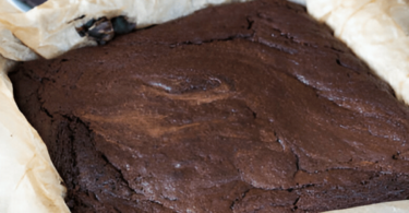 Brownie vegan au chocolat avec noix et texture moelleuse