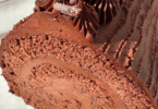 Bûche tout chocolat maison garnie de ganache fondante et décorée pour les fêtes.