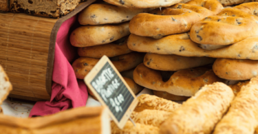 Différents types de brioches dorées sur un plateau, moelleuses et gourmandes.