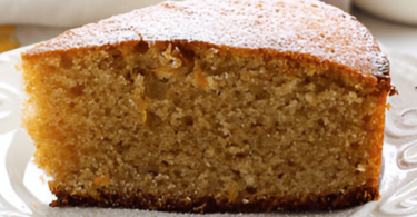 Gâteau poire moelleux et fondant garni de tranches de poires et légèrement saupoudré de sucre glace.