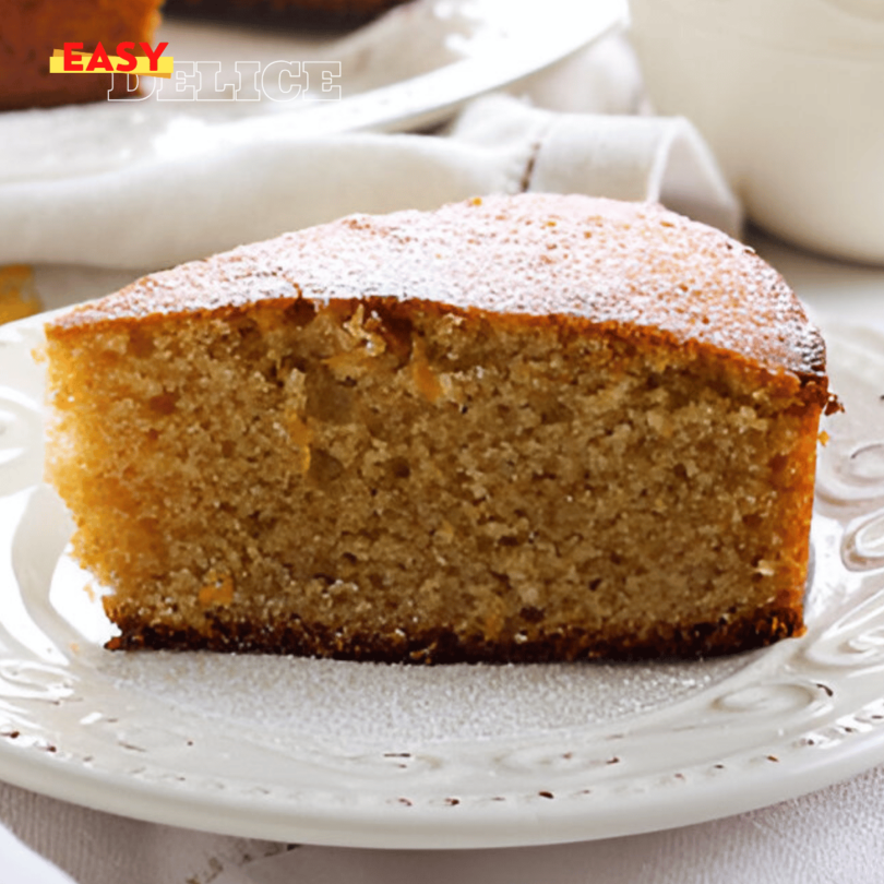 Gâteau poire moelleux et fondant garni de tranches de poires et légèrement saupoudré de sucre glace.