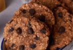 Cookies banane avoine et chocolat dorés et moelleux, avec des éclats de chocolat fondants.