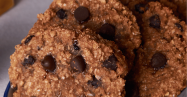 Cookies banane avoine et chocolat dorés et moelleux, avec des éclats de chocolat fondants.