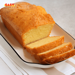 Gâteau nature sans beurre à l’huile, moelleux et doré, servi avec une tasse de thé.