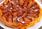 Tarte Tatin dorée et caramélisée servie avec une boule de glace vanille