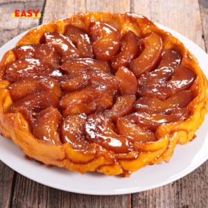 Tarte Tatin dorée et caramélisée servie avec une boule de glace vanille