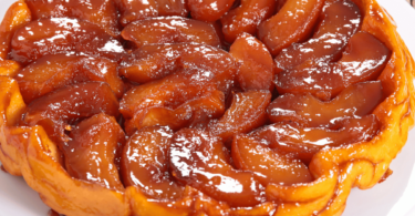 Tarte Tatin dorée et caramélisée servie avec une boule de glace vanille