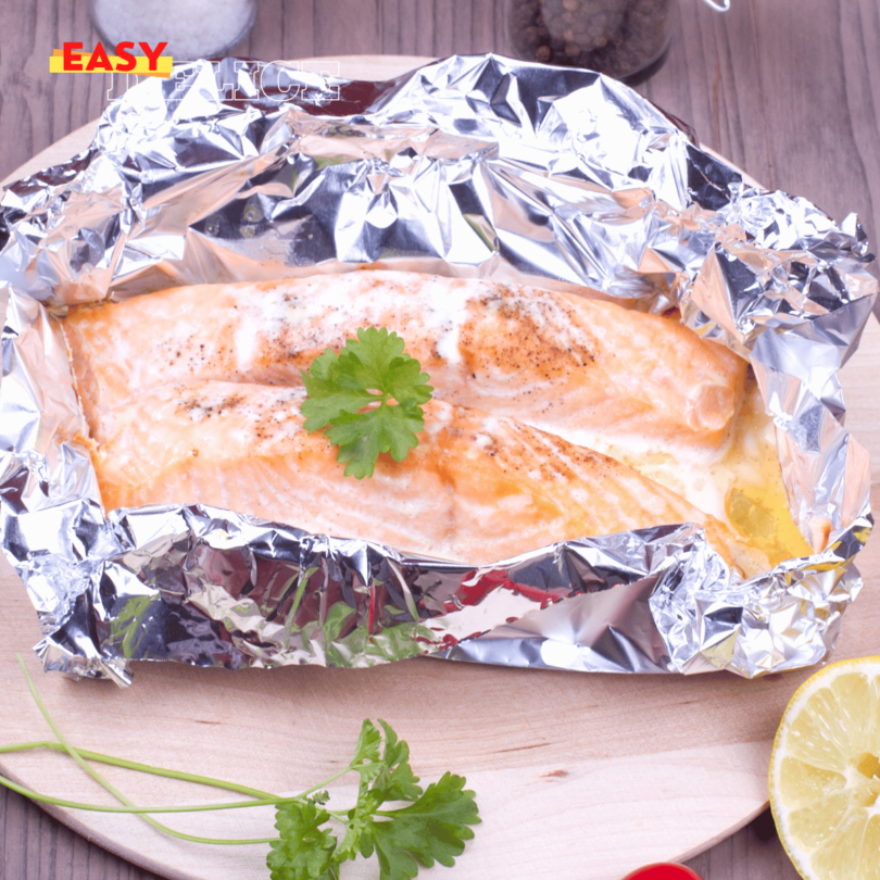 Poisson blanc en papillote avec des légumes et des herbes aromatiques dans une assiette