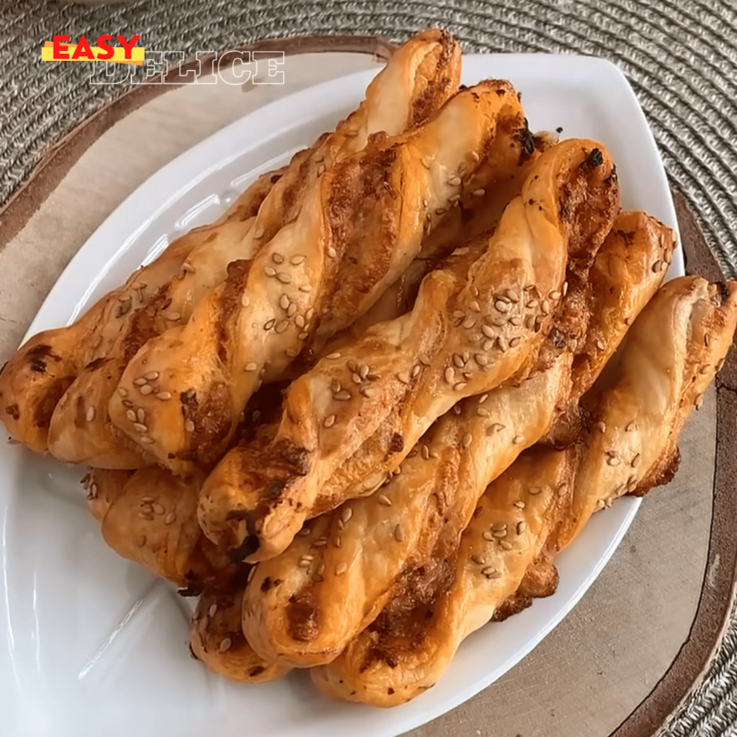 Bâtonnets feuilletés au jambon et fromage prêts pour un apéritif convivial.