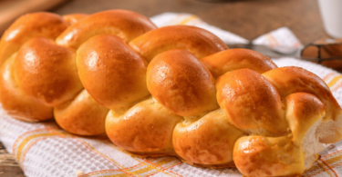 Brioche à la noix de coco Thermomix dorée et moelleuse sur une table élégante.