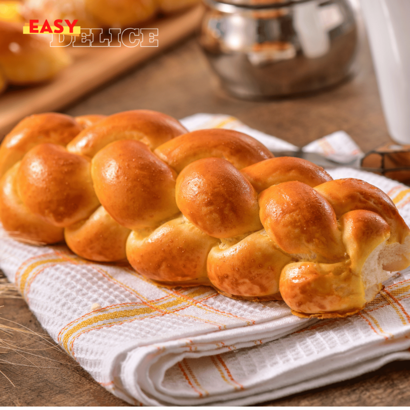 Brioche à la noix de coco Thermomix dorée et moelleuse sur une table élégante.