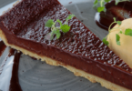 Tarte au chocolat à l'ancienne servie avec une garniture onctueuse et une pâte dorée croustillante.