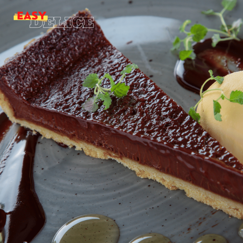 Tarte au chocolat à l'ancienne servie avec une garniture onctueuse et une pâte dorée croustillante.