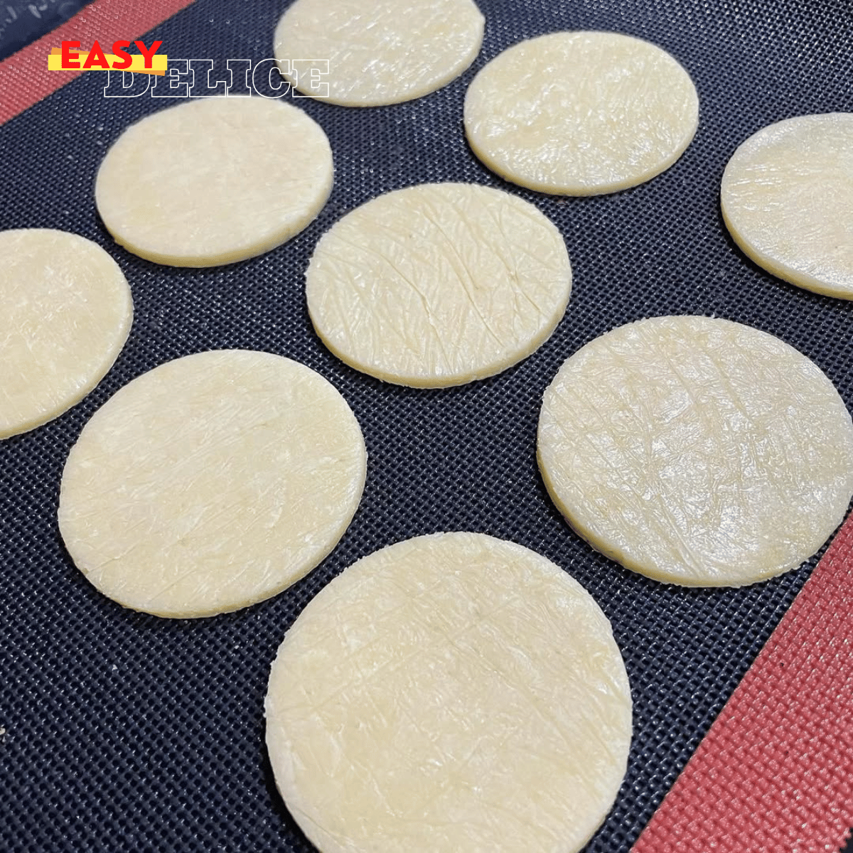 Biscuits sablés dorés, fourrés à la ganache au chocolat, élégamment présentés sur une assiette avec un café fumant.