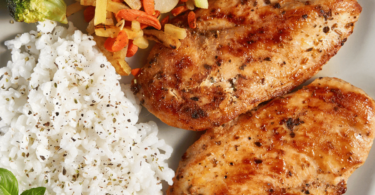 Escalope de poulet grillée et dorée, cuite au Airfryer, avec légumes et riz.