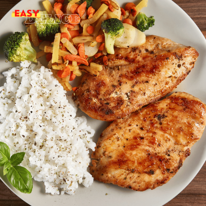 Escalope de poulet grillée et dorée, cuite au Airfryer, avec légumes et riz.