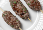 Brochettes de kefta d'agneau grillées avec des quartiers d'aubergines, prêtes dans l'Airfryer Ninja.