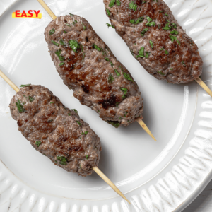 Brochettes de kefta d'agneau grillées avec des quartiers d'aubergines, prêtes dans l'Airfryer Ninja.