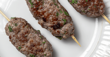 Brochettes de kefta d'agneau grillées avec des quartiers d'aubergines, prêtes dans l'Airfryer Ninja.