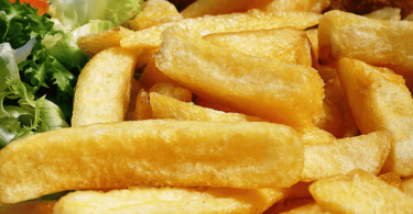 Frites maison dorées et croustillantes, préparées au Airfryer, servies dans une assiette moderne.