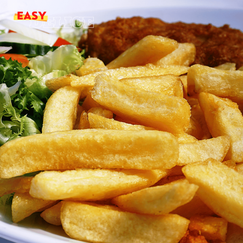 Frites maison dorées et croustillantes, préparées au Airfryer, servies dans une assiette moderne.