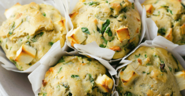 Muffins épinards et feta dorés et moelleux, parfaits pour un apéritif sain.