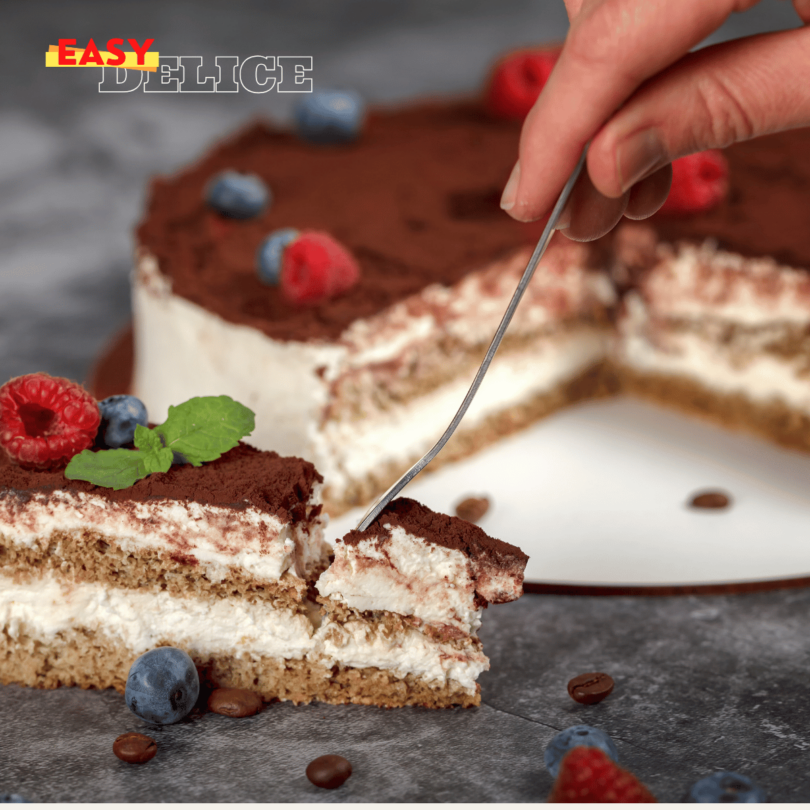 Gâteau tiramisu élégant avec une couche onctueuse de mascarpone, cacao premium saupoudré et présentation dans un cercle à entremet.