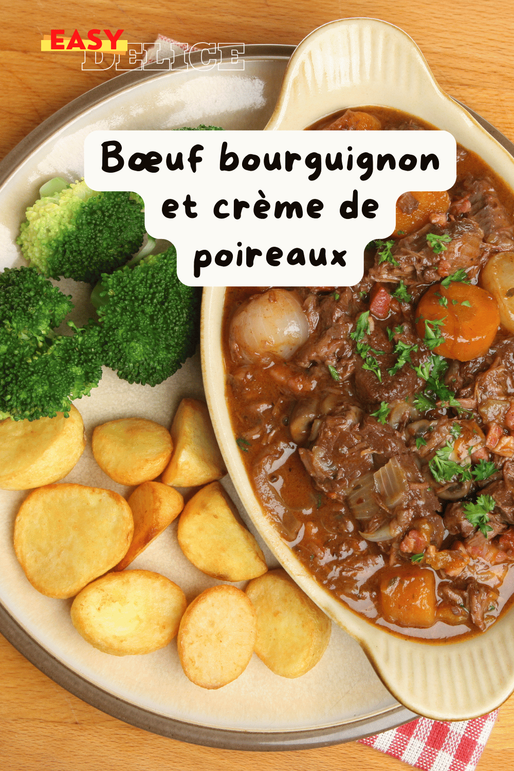 Bœuf bourguignon mijoté servi avec une crème de poireaux onctueuse