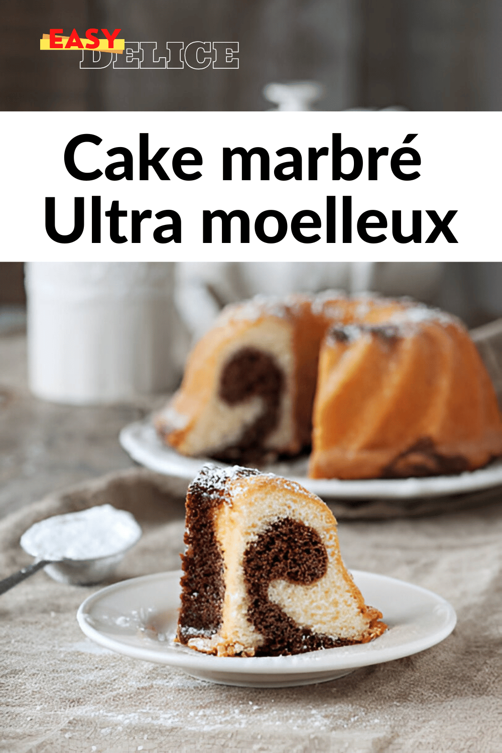 Un cake marbré moelleux et tranché, révélant des spirales de chocolat et vanille