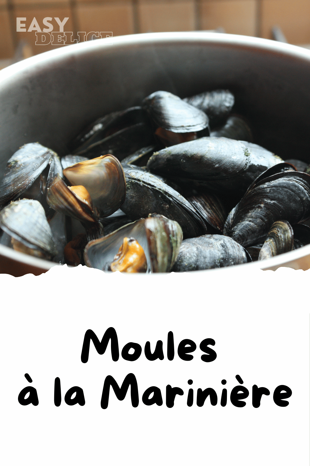 Une marmite de moules à la marinière, garnie de persil frais et servie avec du pain croquant