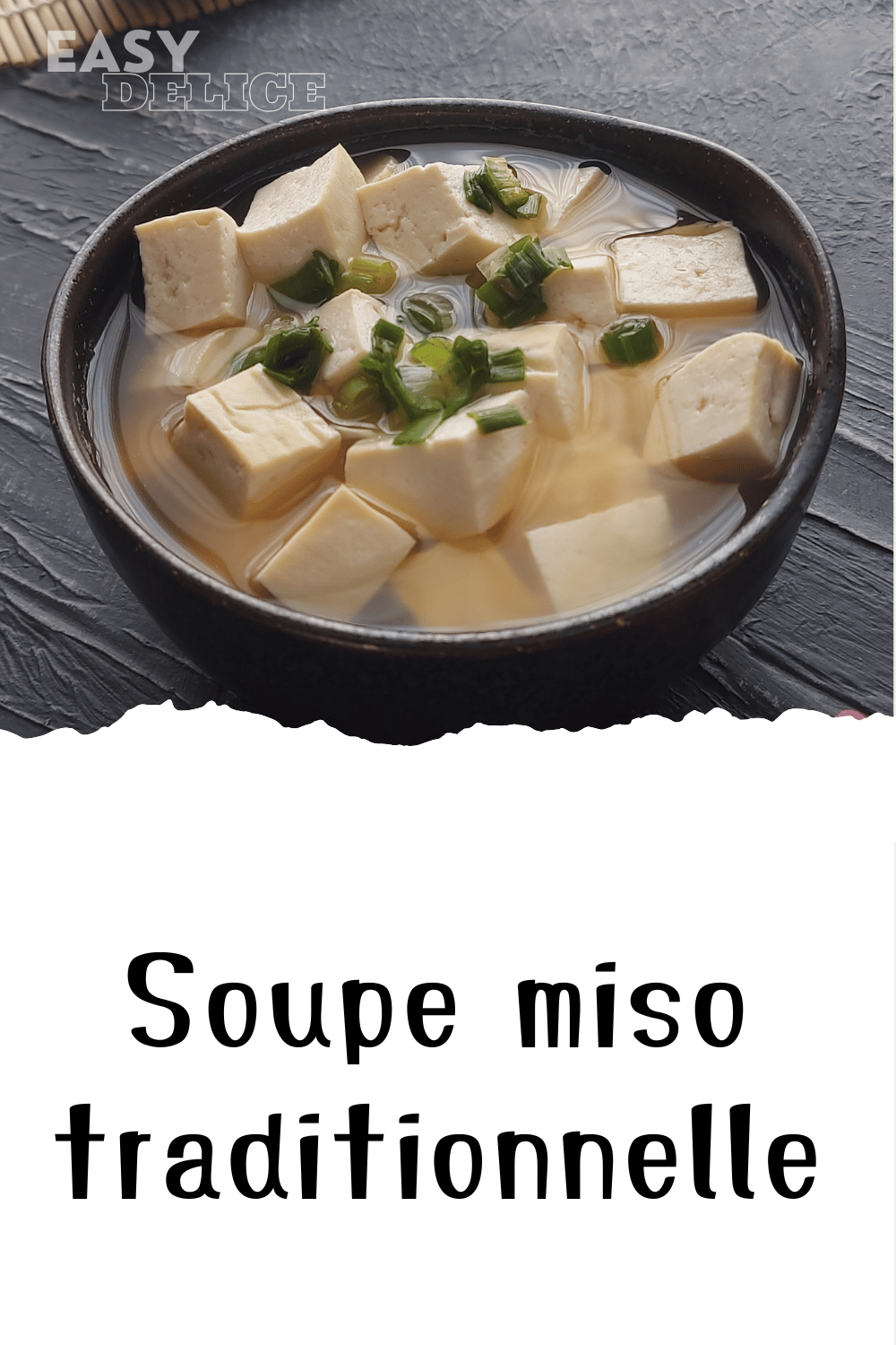 Bol de soupe miso avec tofu, algues wakamé et oignons verts.