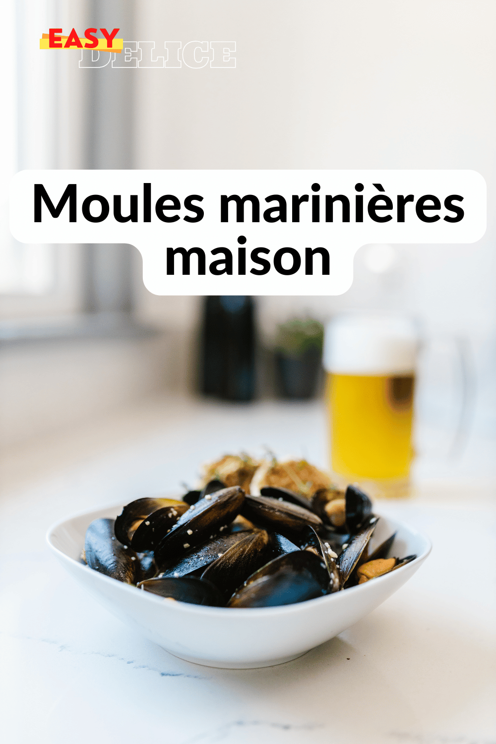 Une marmite de moules à la marinière, garnie de persil frais et servie avec du pain croquant