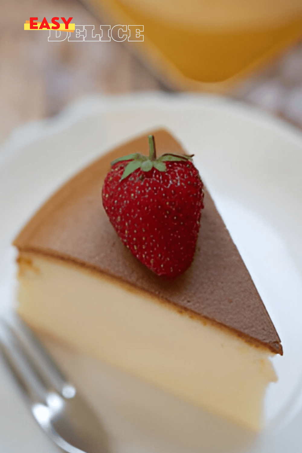 Gâteau japonais au fromage moelleux et aérien, saupoudré de sucre glace et décoré de fruits frais