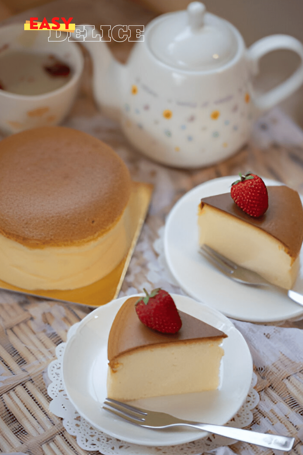 Gâteau japonais au fromage moelleux et aérien, saupoudré de sucre glace et décoré de fruits frais