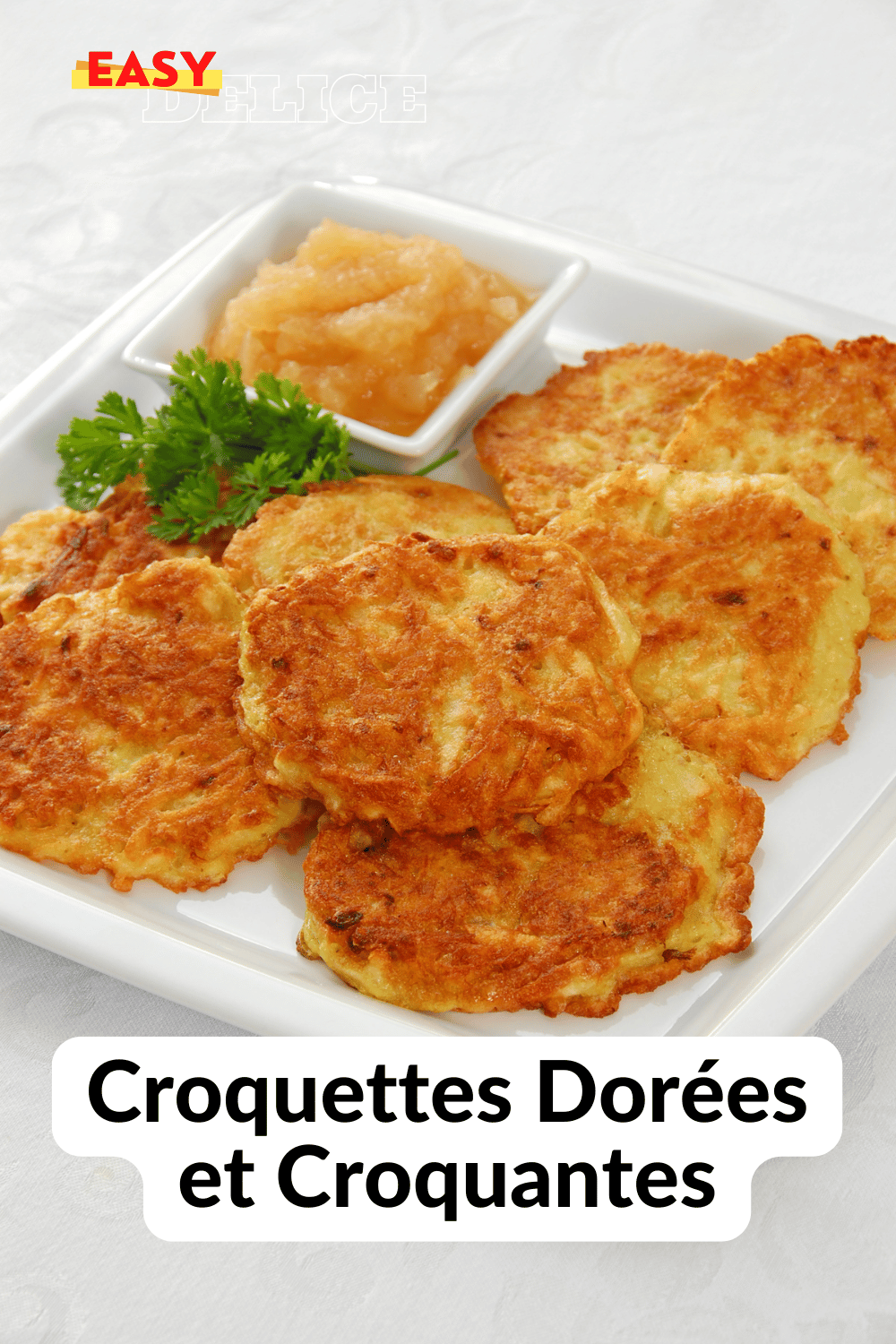  Croquettes dorées et croquantes servies avec une sauce maison, sur une assiette colorée