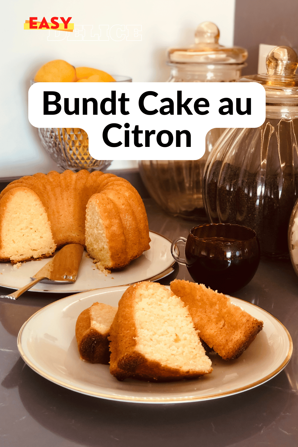 Un Bundt cake au citron doré et moelleux, joliment glacé, posé sur un plat élégant