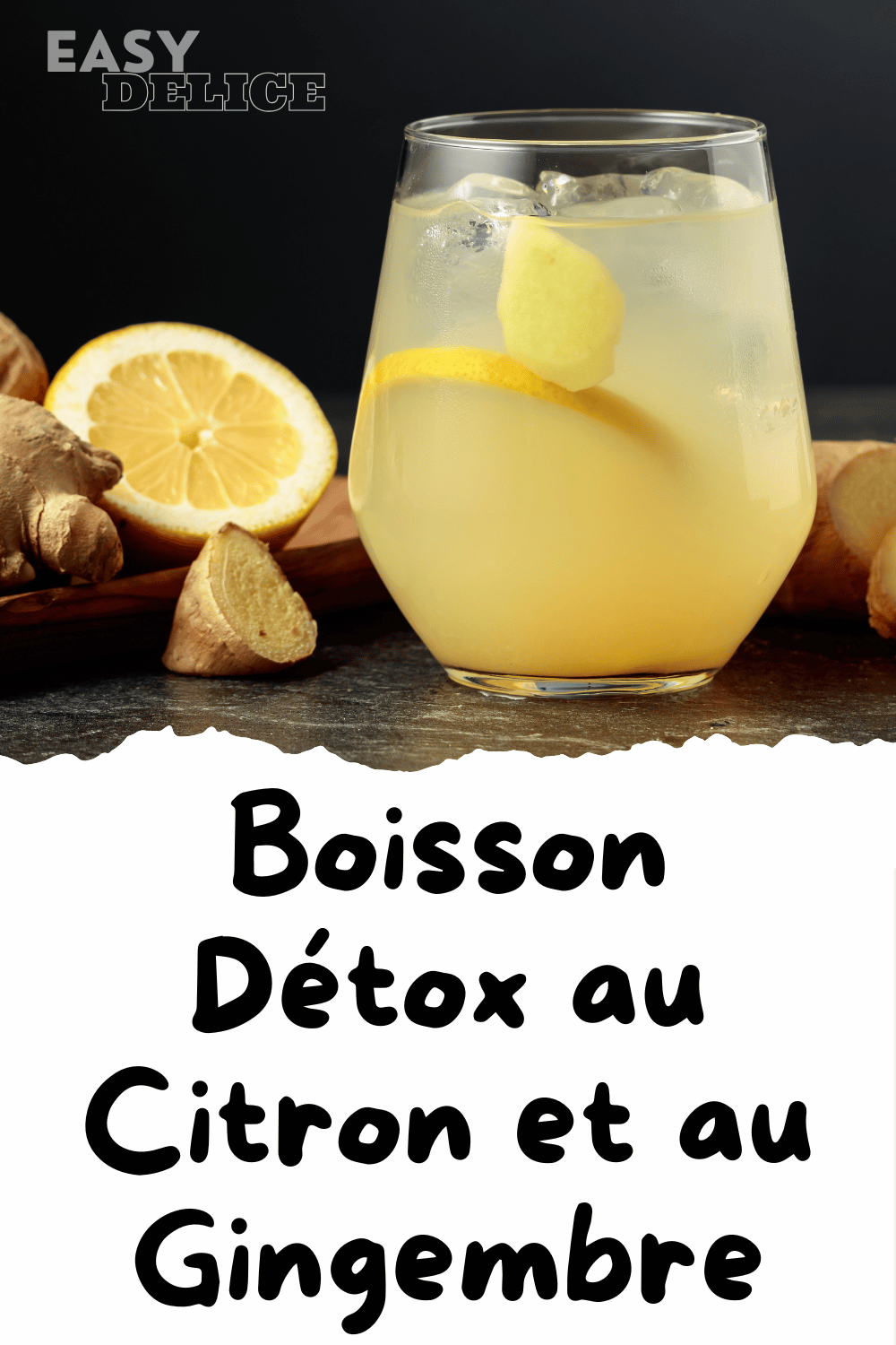 Une boisson detox au citron et gingembre servie dans un verre avec des rondelles de citron et des morceaux de gingembre