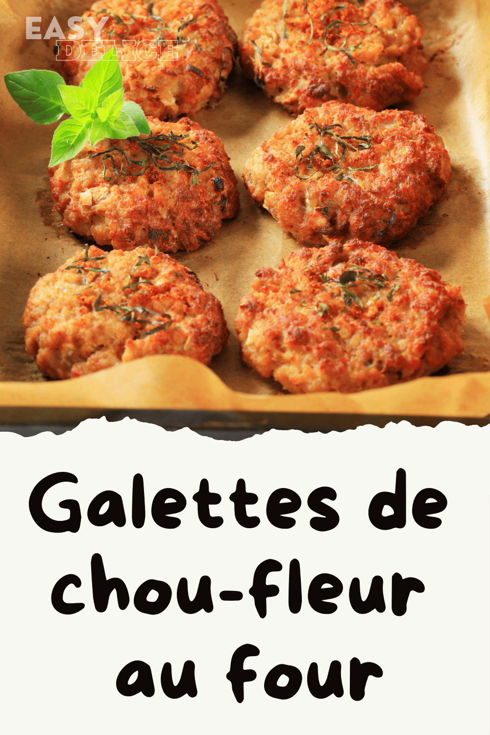 Galettes de chou-fleur dorées et croustillantes, servies avec une salade fraîche