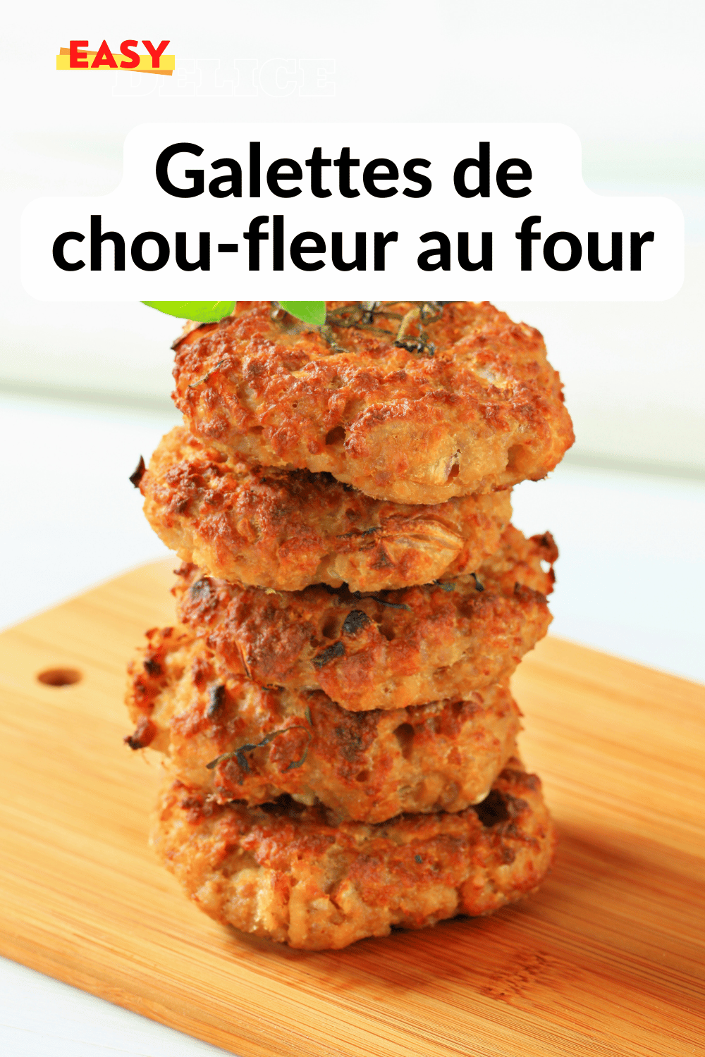 Galettes de chou-fleur dorées et croustillantes, servies avec une salade fraîche