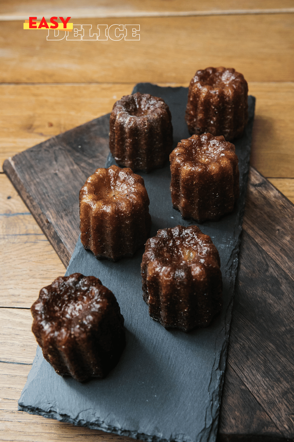 Canelés bordelais dorés avec leur croûte brillante et une texture fondante à l'intérieur.