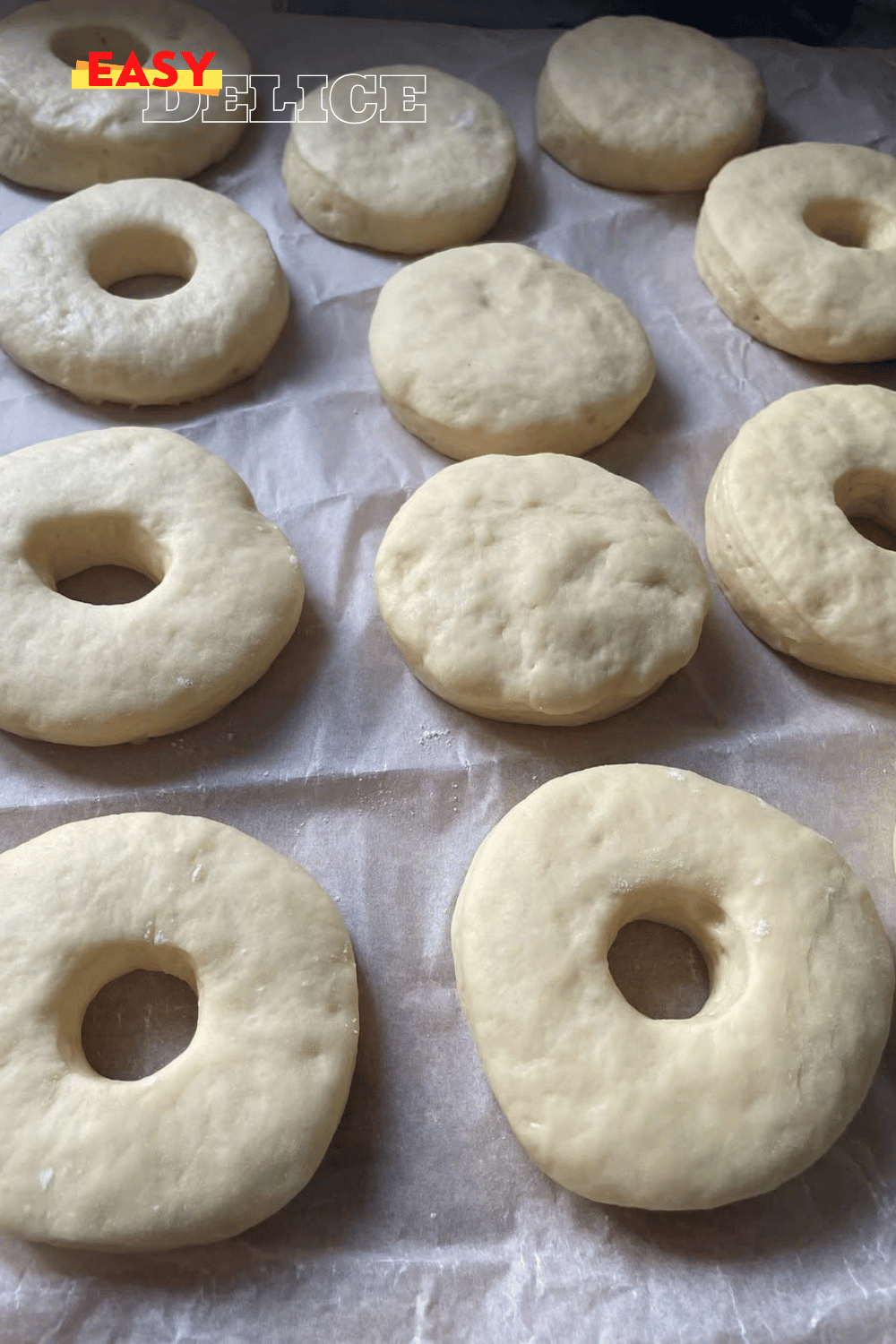 Beignets moelleux dorés et saupoudrés de sucre, servis sur une assiette.